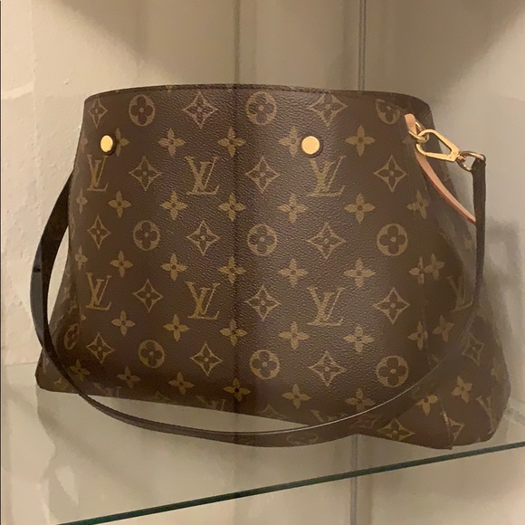 Louis Vuitton Handbags - Selling my Louis vuttion montaigne mm. Authentic!!